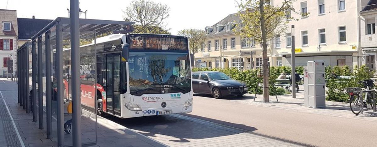 Symbolbild Verkehrsgesellschaft Rastatt: Bus vor Bernhardusbrunnen, Rastatt.